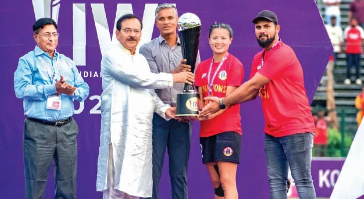 সুইটিদের সঙ্গে ট্রফি নিলেন ক্রীড়ামন্ত্রী