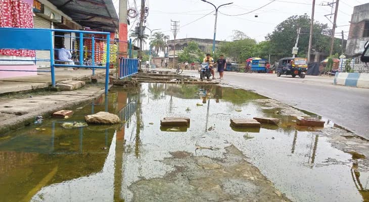 পুরাতন মালদহের হিন্দুস্থান মোড়ে জল জমার সমস্যা এখনও মেটেনি