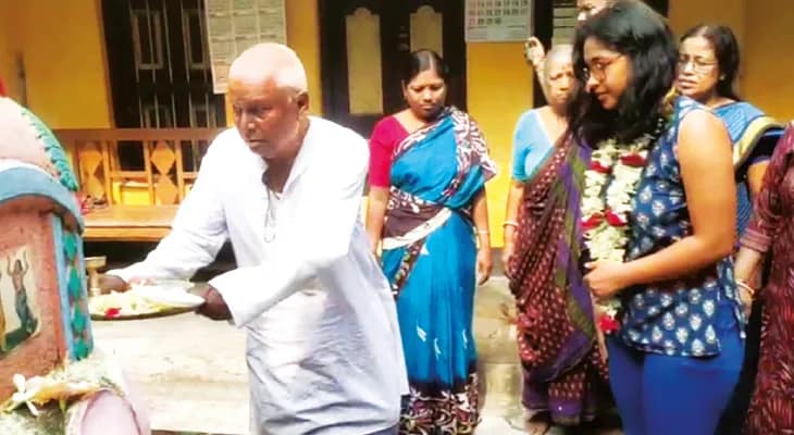 দক্ষিণ মেরুতে প্রায় দু’মাস গবেষণার পর দাসপুরের বাড়িতে ফিরলেন স্নিগ্ধা