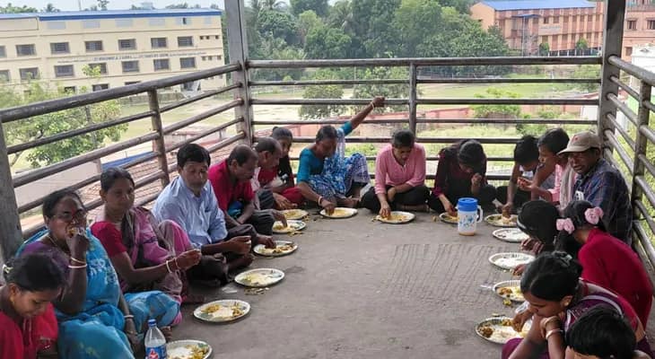 ব্রিগেড সমাবেশে যাওয়ার পথে ১৬ নং জাতীয় সড়কে উড়ালপুলের উপর মধ্যাহ্নভোজন বাম কর্মী সমর্থকদের