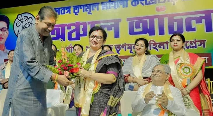দুর্গাপুরে অঞ্চলে আঁচল অনুষ্ঠানে উপস্থিত রাজ্যের মন্ত্রী চন্দ্রিমা ভট্টাচার্য, রয়েছেন পঞ্চায়েত মন্ত্রী প্রদীপ মজুমদারও