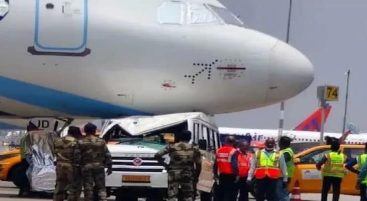 বেঙ্গালুরুতে দাঁড়িয়ে বিমানে টেম্পোর ধাক্কা, শোরগোল