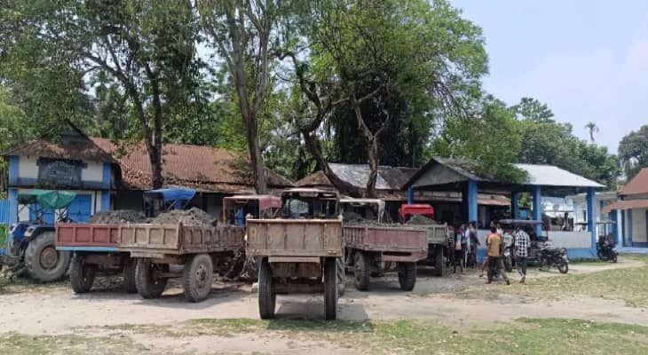 ফালাকাটা পুরসভার বিরুদ্ধে পুকুর খনন এবং সংস্কারের নামে মাটি তুলে পাচারের অভিযোগ