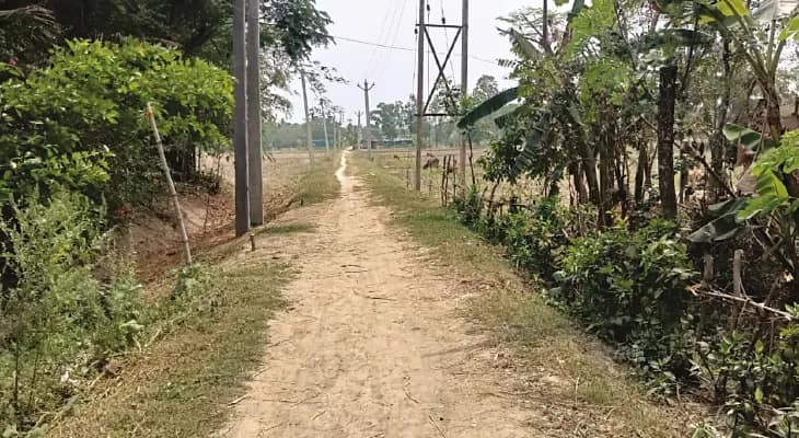 বর্ষার আগে ঢালাই রাস্তার  দাবি তুললেন গ্রামবাসীরা
