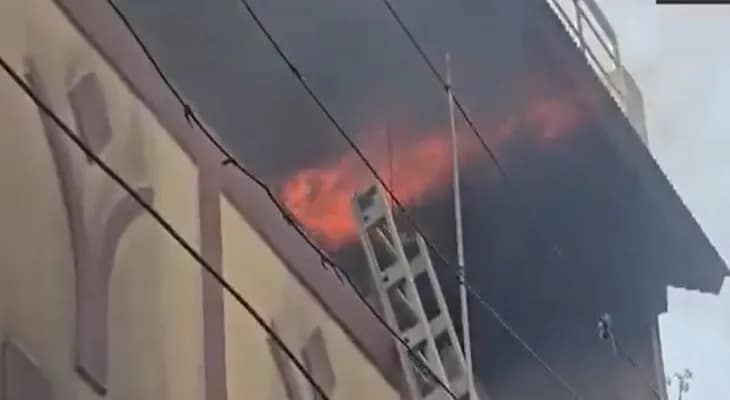 ঝাড়খণ্ডের গিরিডিতে একটি কাপড়ের দোকানে অগ্নিকাণ্ড, ঘটনাস্থলে দমকলের একাধিক ইঞ্জিন