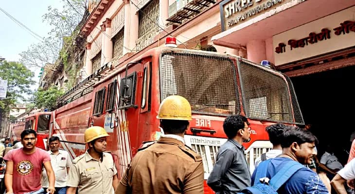 পাথুরিয়াঘাটায় কাপড়ের গুদামে ভয়াবহ অগ্নিকাণ্ড, ছাদের দরজাও বন্ধ, বেরতে না পেরে দমবন্ধ হয়ে মৃত ২