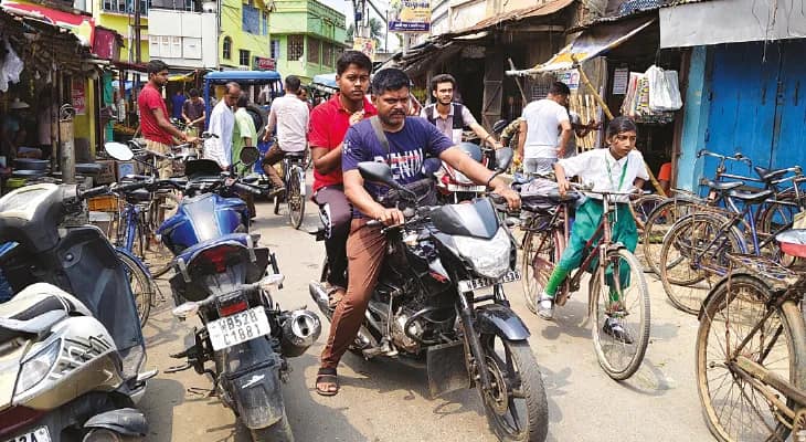 রাস্তার দু’পাশে অস্থায়ী দোকান, যানজটে জেরবার তেঘড়িপাড়াবাসী