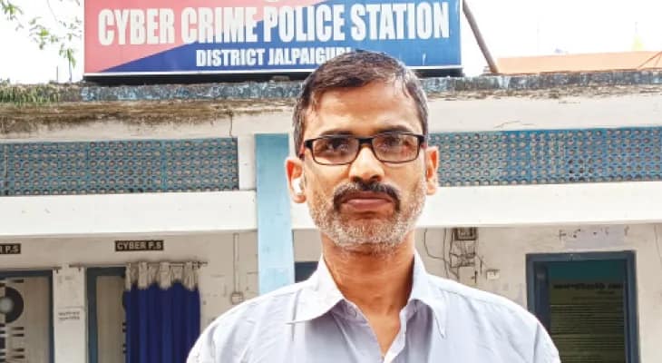 ২৫ টাকার কানের দুল কিনতে গিয়ে খোয়াতে হল লক্ষ টাকা!