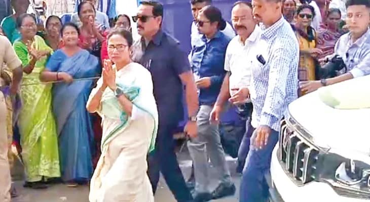আমি মুখে বলি না, করে দেখাই: মমতা