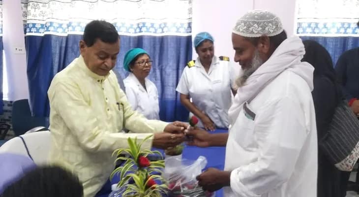 পূর্ব বর্ধমানের কালনা মহকুমা হাসপাতালে হজ যাত্রীদের টিকাকরণ কর্মসূচি, হজ যাত্রীদের শুভেচ্ছা জানাচ্ছেন মন্ত্রী স্বপন দেবনাথ
