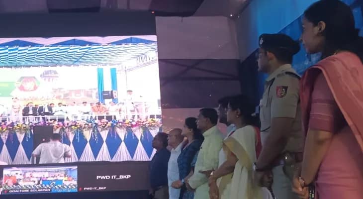 মেদিনীপুরে মুখ্যমন্ত্রী মমতা বন্দ্যোপাধ্যায়ের উদ্বোধন অনুষ্ঠানে উপস্থিত রয়েছেন জেলার এসপি, ডিএম, রাজ্যের মন্ত্রী স্বপন দেবনাথ