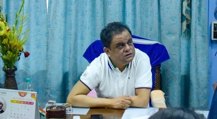 সাংবাদিক বৈঠক করছেন শিক্ষামন্ত্রী ব্রাত্য বসু