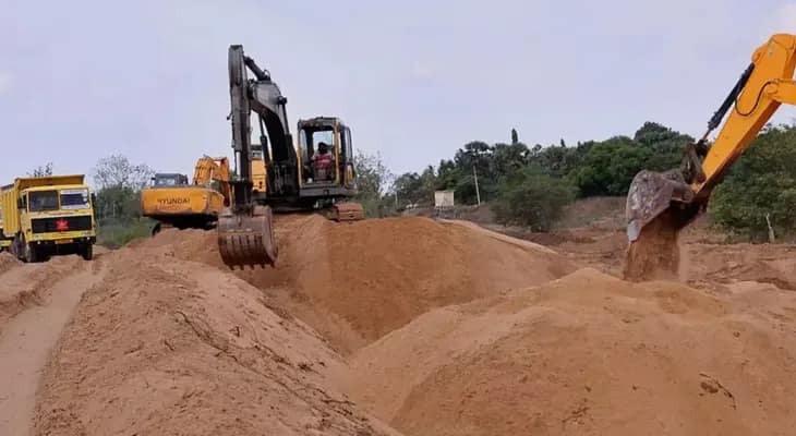 দামোদর নদ থেকে বেআইনিভাবে বালি তোলার অভিযোগ আমতায়