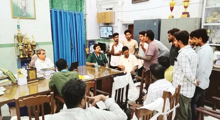 অতিথি শিক্ষক নিয়োগে দুর্নীতির অভিযোগ ছাত্রছাত্রীদের, মুর্শিদাবাদ বিশ্ববিদ্যালয়ের উপাচার্য, রেজিস্ট্রারকে ঘেরাও