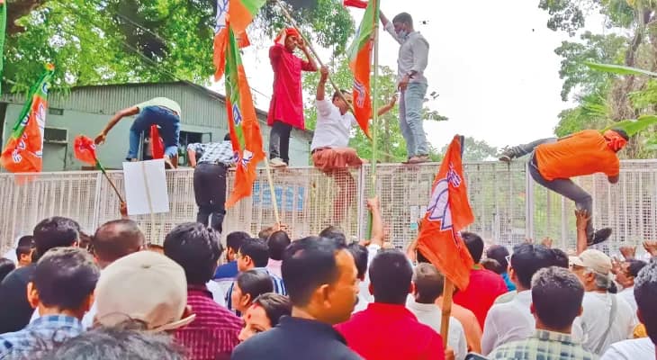 জলপাইগুড়িতে এসপি অফিসে বিক্ষোভ, ব্যারিকেডই টপকাতে পারল না বিজেপি