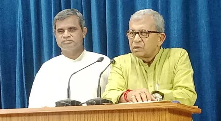 মন্ত্রিসভার বৈঠকের পরে নবান্নে সাংবাদিক সম্মেলনে সেচ মন্ত্রী মানস ভুঁইয়া এবং ক্রেতা সুরক্ষা প্রতিমন্ত্রী শ্রীকান্ত মাহাতো