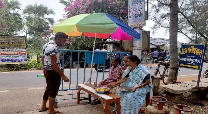 চড়া রোদে পথচারীদের ভরসা অমরাগড়ি বৃদ্ধাশ্রমের মায়েরা, জয়পুর-ঝিকিরা সড়কের ধারেই রয়েছে জলছত্র