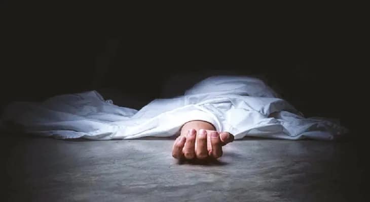 ভ্যানে রাখা ছেলের রক্তাক্ত দেহ, দরজা খুলতেই আতঙ্ক
