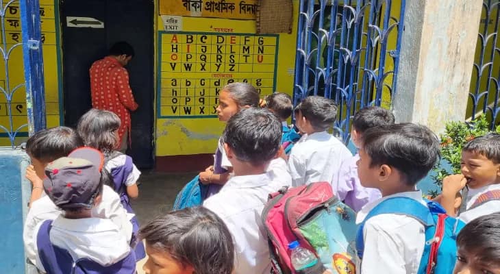 বেলা ১১টাতেও স্কুলে তালা, ঢুকতে না পেরে রাস্তায় দাপাদাপি খুদেদের