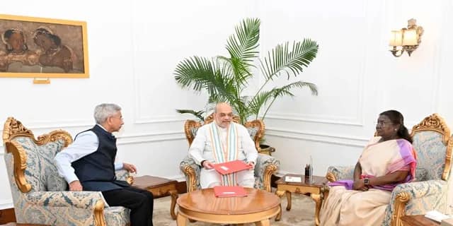 রাষ্ট্রপতি দ্রৌপদী মুর্মুর সঙ্গে সাক্ষাৎ করলেন স্বরাষ্ট্রমন্ত্রী অমিত শাহ ও বিদেশমন্ত্রী এস জয়শঙ্কর