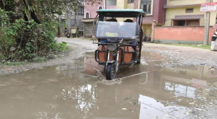 সামান্য বৃষ্টিতে পুকুরের চেহারা নিয়েছে রাস্তা, ক্ষোভ এলাকাবাসীর