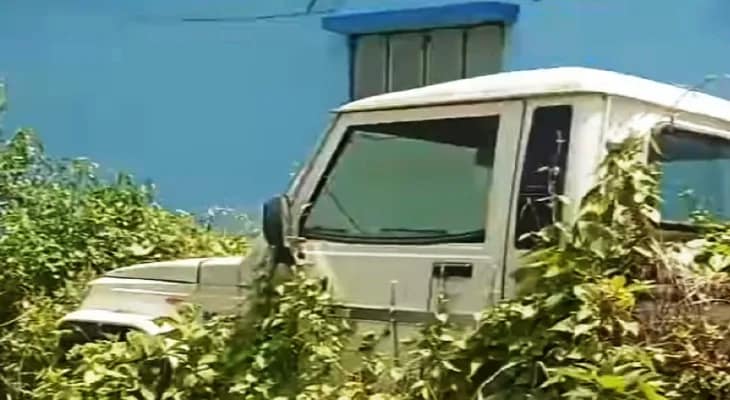 স্বাস্থ্যকেন্দ্রে অযত্নে পড়ে থেকে নষ্ট হচ্ছে সরকারি অর্থে কেনা শববাহী এসি গাড়ি