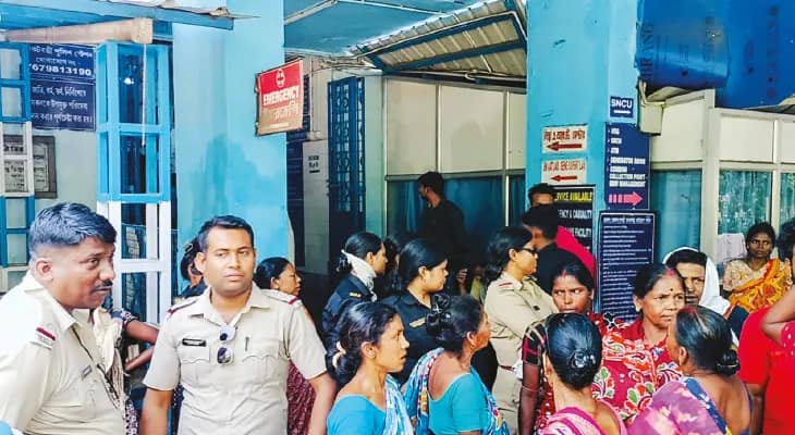দুর্গাপুর হাসপাতালে ভুল চিকিৎসায় প্রসূতির মৃত্যুর অভিযোগ, বিক্ষোভ