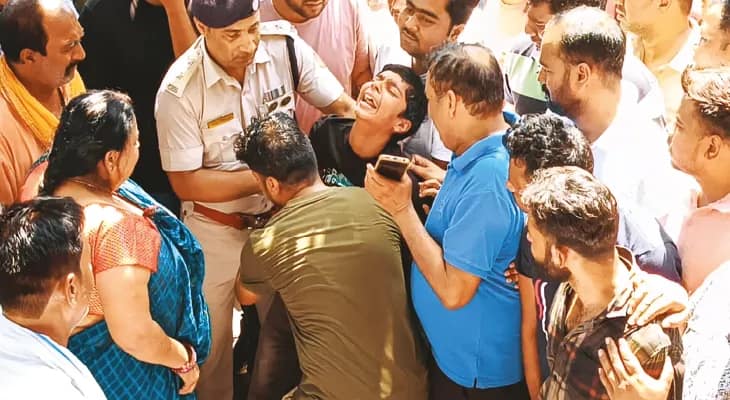 ‘পাপা ওঠ পাপা...’ বাবার দেহে হাত রেখে কান্না মণীশের নাবালক ছেলের