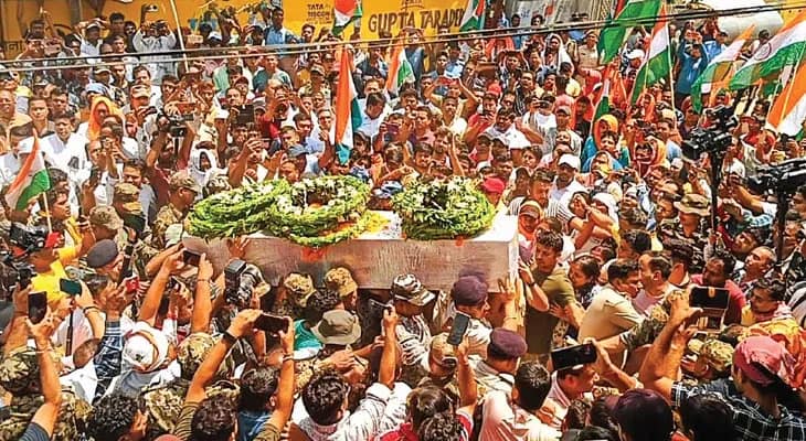 মণীশের শেষকৃত্যে শামিল গোটা ঝালদা, জ্বলল প্রতিবাদের আগুন