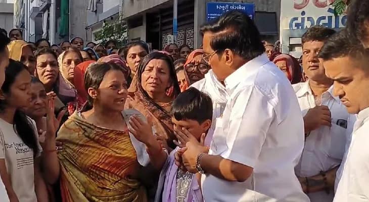 কেন্দ্রীয় মন্ত্রীর সামনেই সরকারকে তোপ দাগলেন স্বামীহারা শীতল