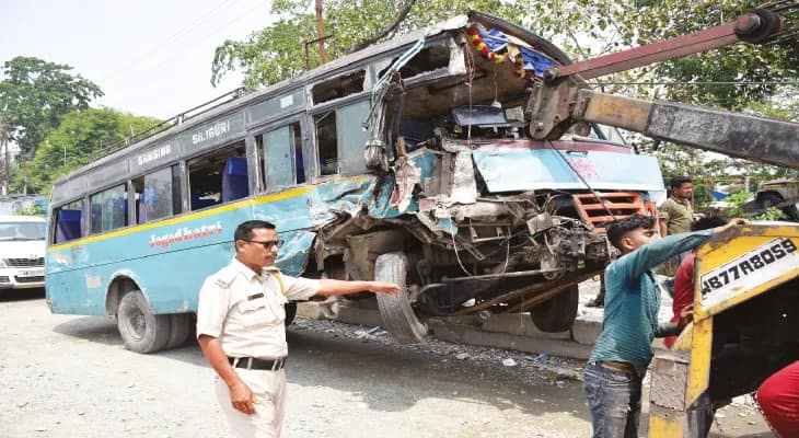 সেভকের দশ মাইলে মুখোমুখি সংঘর্ষ ট্রাক-বাসের, জখম ১০