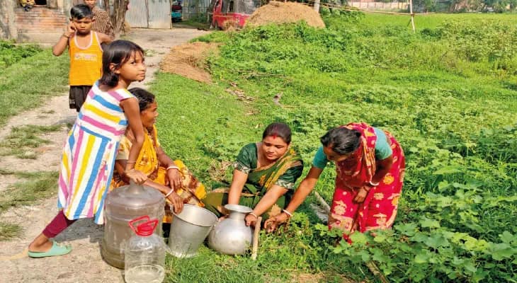 নালার জন্য খোঁড়াখুঁড়িতে পিএইচই’র পাইপ ক্ষতিগ্রস্ত, ৪ মাস জল পায় না ৩০০ পরিবার