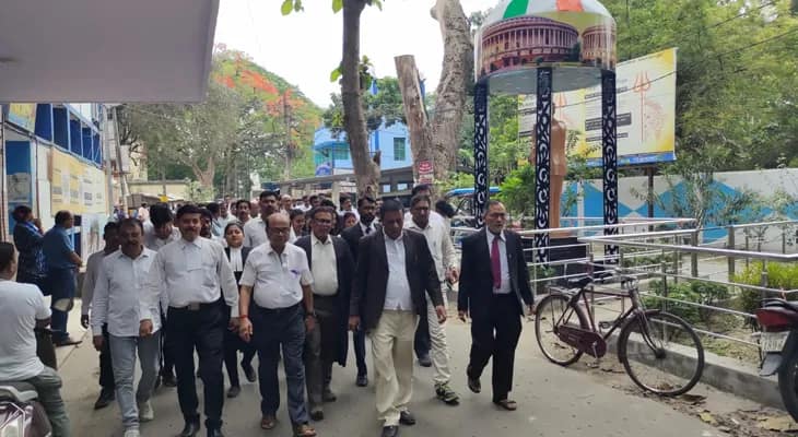 কাশ্মীরে জঙ্গি হানার প্রতিবাদে বনগাঁয় আইনজীবীদের প্রতিবাদ মিছিল