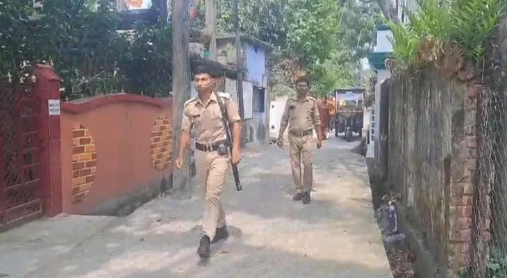 জলপাইগুড়ি শহরের ১৬ নম্বর ওয়ার্ডে চিতা বাঘের আতঙ্ক, ঘটনাস্থলে বন দপ্তরের কর্মীরা