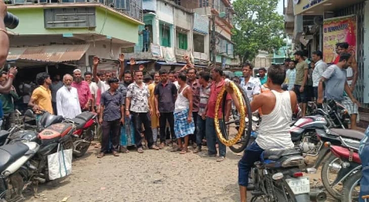 দত্তপুকুরে রাস্তা সংস্কার ঘিরে  তৃণমূলের দুই গোষ্ঠীর বিবাদ