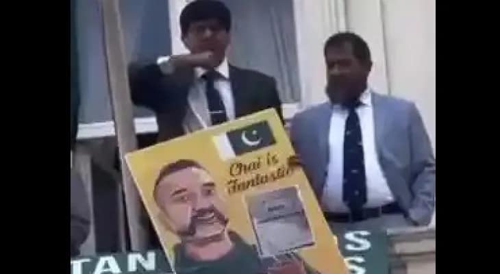 হাতে অভিনন্দনের ছবি, ভারতীয়দের  গলা কাটার ভঙ্গি পাক সেনা উপদেষ্টার
