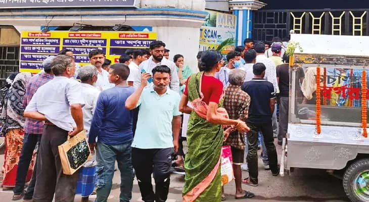 ফ্রিজারে রাখা সত্ত্বেও দেহে পচন, বাঁকুড়ায় নার্সিংহোমে বিক্ষোভ