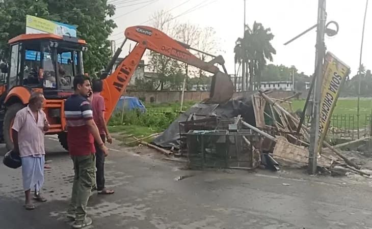 কোচবিহারে রাসমেলা মাঠ সংলগ্ন ফুটপাথ দখলমুক্তের কাজ চলছে