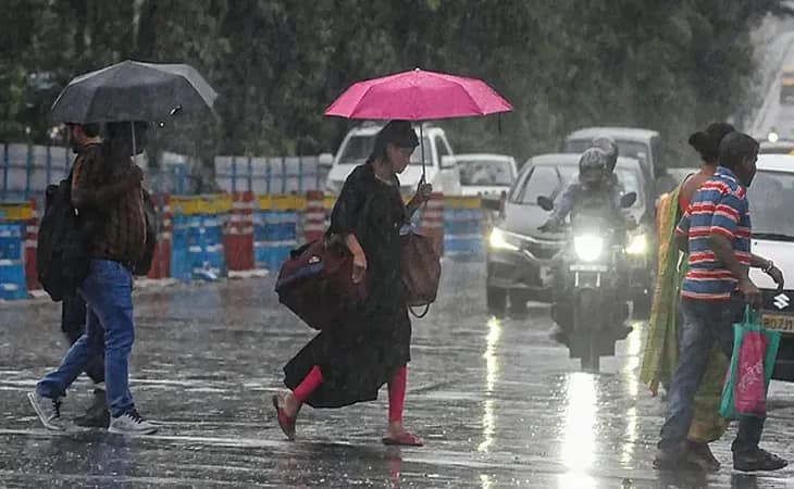মে’র তাপমাত্রা ৪০ ডিগ্রির নীচেই!  অপেক্ষাকৃত আরামদায়ক আবহাওয়ায় খুশি শহরবাসী