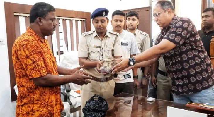 বাসে টাকাভর্তি ব্যাগ-বদল, আধ ঘণ্টায় ফেরাল আমডাঙা থানা