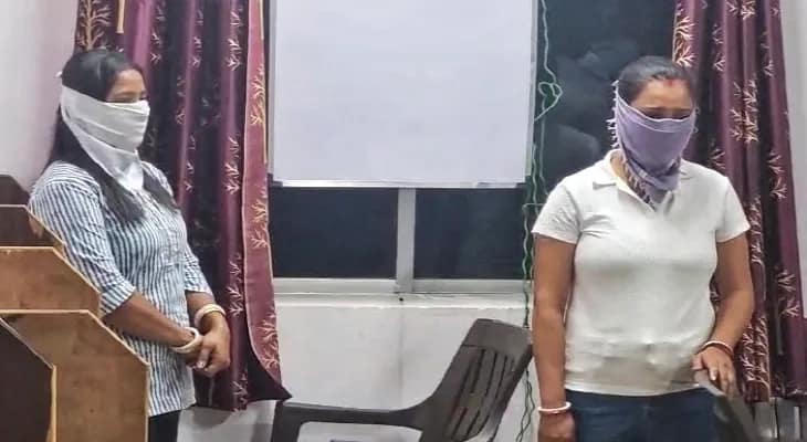 লাকি ড্র জেতার টোপে প্রতারণা, ধৃত দুই যুবতী