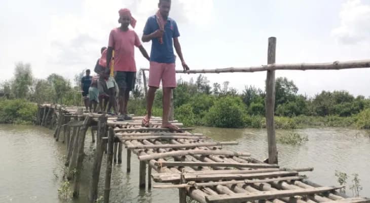 ভগ্নপ্রায় বাঁশের সাঁকো, সমস্যায় এলাকাবাসী