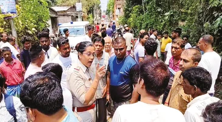 দুর্ঘটনায় মৃত নার্স, গোবরডাঙা পুরসভার বিরুদ্ধে গাফিলতির অভিযোগে প্রতিবাদ