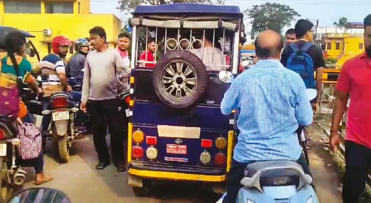রেলগেটে আটকে হৃদরোগে আক্রান্ত হয়ে মৃত্যু বৃদ্ধের