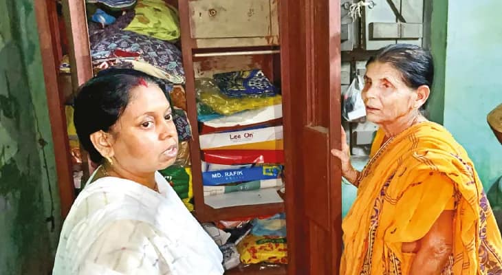 সিউড়ি শহরে বৃদ্ধার গলায় অস্ত্র ঠেকিয়ে লুট, টাকা ও কানের দুল নিয়ে উধাও দুষ্কৃতীরা, আতঙ্কে এলাকাবাসী