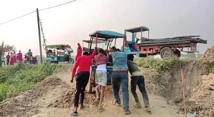 নতুন কালভার্ট তৈরির জন্য ঘুরপথে গিয়ে উজানতরে উল্টে যাচ্ছে টোটো, ভুটভুটি