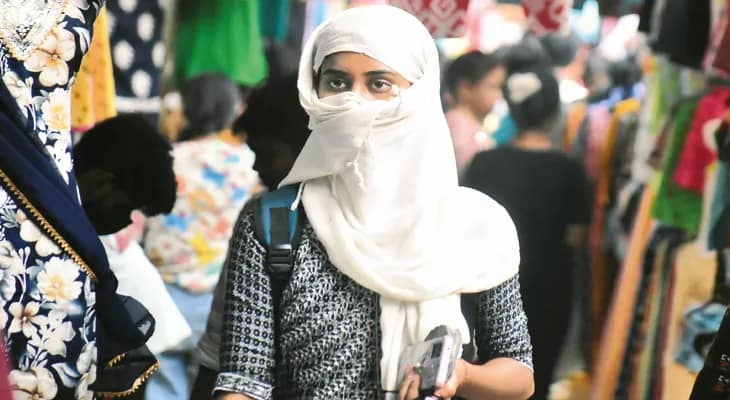 ভ্যাপসা গরমে নাজেহাল অবস্থা, বেহাল  জনজীবন, বেলা বাড়তেই রাস্তাঘাট ফাঁকা