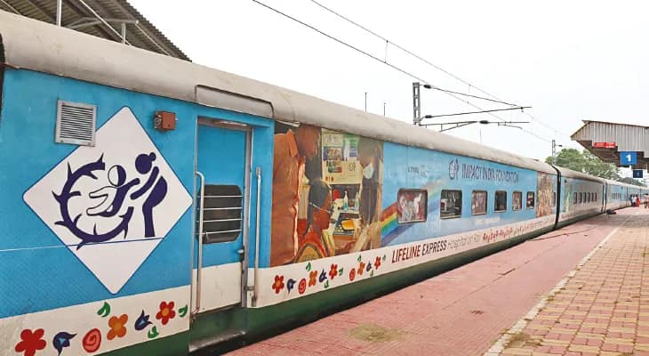 বিনামূল্যে চিকিৎসা পরিষেবা দিতে লালবাগ কোর্ট রোড স্টেশনে হাজির হাসপাতাল ট্রেন