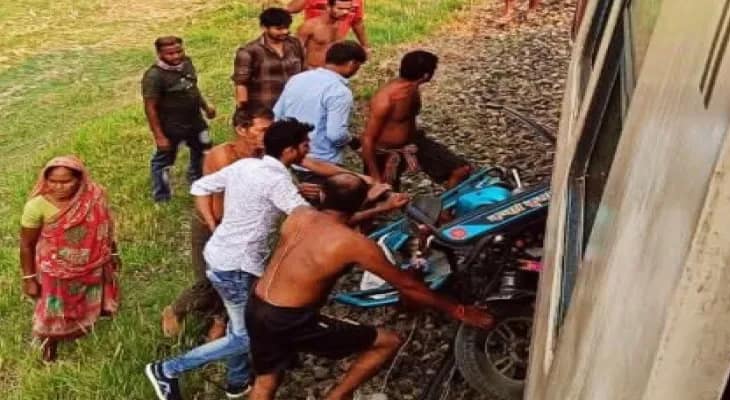 ফেলে পালাল চালক, রেল লাইনে ট্রেনের ধাক্কায় দুমড়ে গেল টোটো