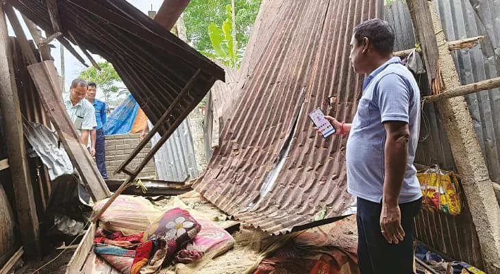 ভোরের ঝড়ে লন্ডভন্ড দুই জেলা, ভেঙেছে শতাধিক বিদ্যুতের পোল, ক্ষতি কয়েক কোটির